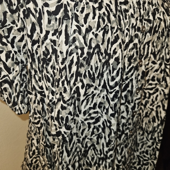Womans Short Sleeve Button Down Blouse - Picture 5 of 10